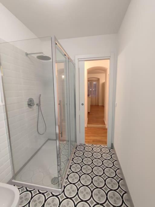 Casa Renova, Intero Appartamento, 2 Camere, Max 4 Ospiti, Trieste Zona Storica Esterno foto