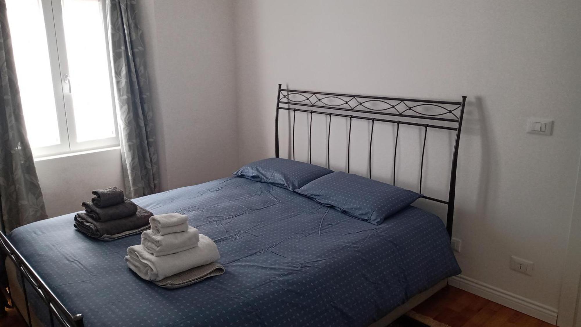 Casa Renova, Intero Appartamento, 2 Camere, Max 4 Ospiti, Trieste Zona Storica Esterno foto