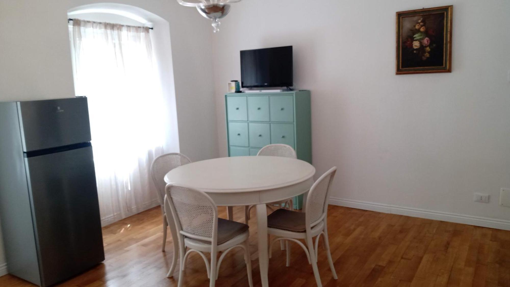 Casa Renova, Intero Appartamento, 2 Camere, Max 4 Ospiti, Trieste Zona Storica Esterno foto